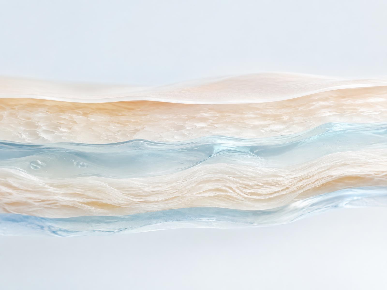 Coupe abstraite et minimaliste de la peau, couches translucides crème et bleu glacé, représentation scientifique MILSKIN